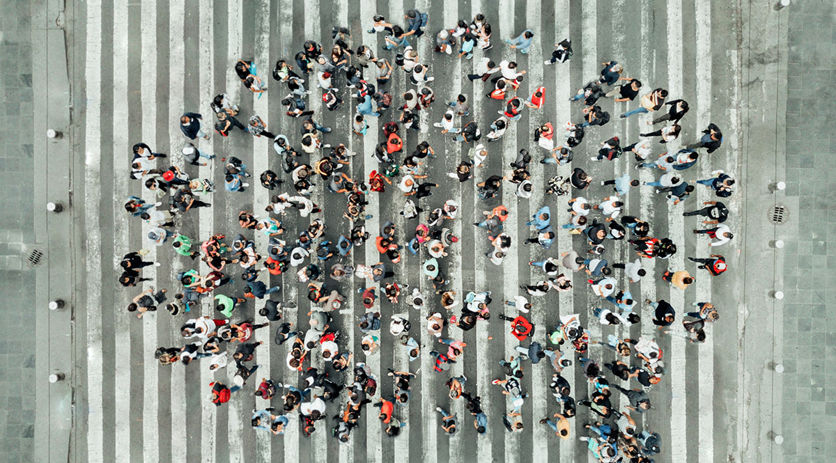 Big Data: Eine Menschenmenge in Form einer Sprechblase aus der Vogelperspektive 