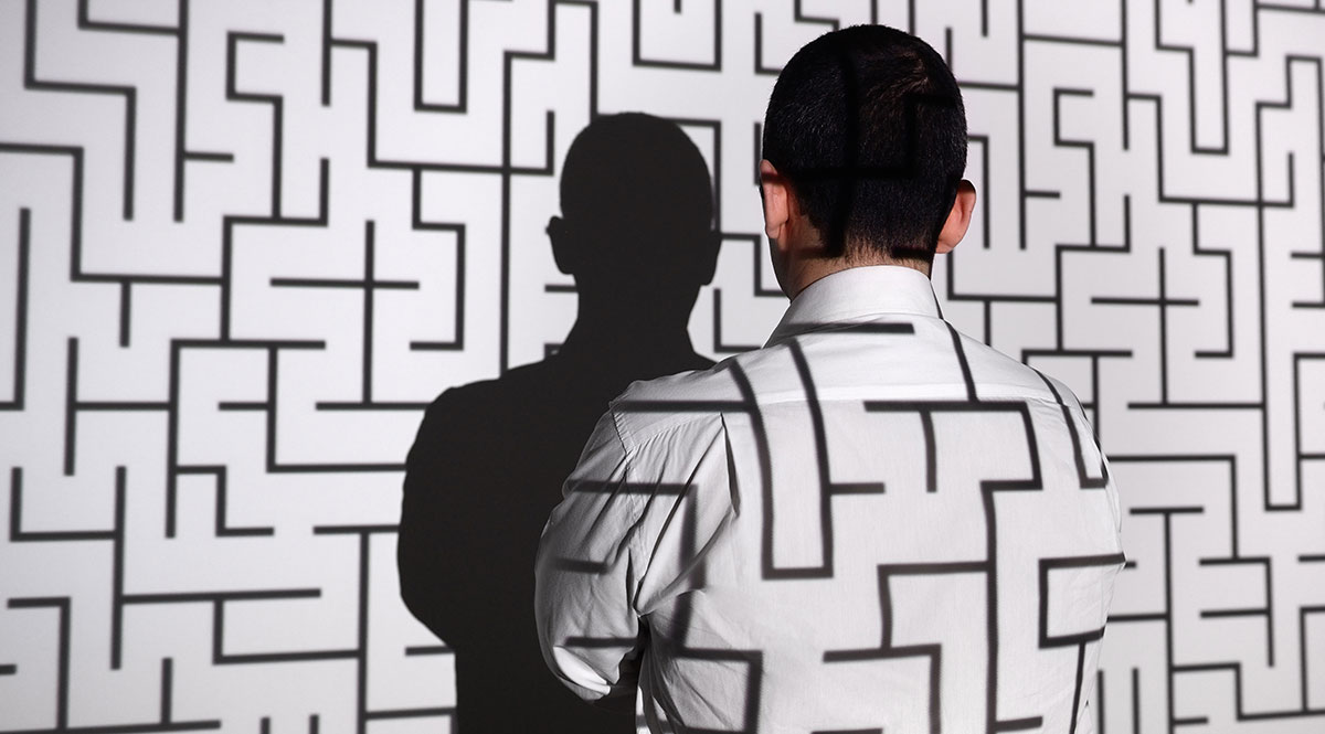 Dark Patterns: Ein Mann, auf den ein Labyrinth projiziert wird