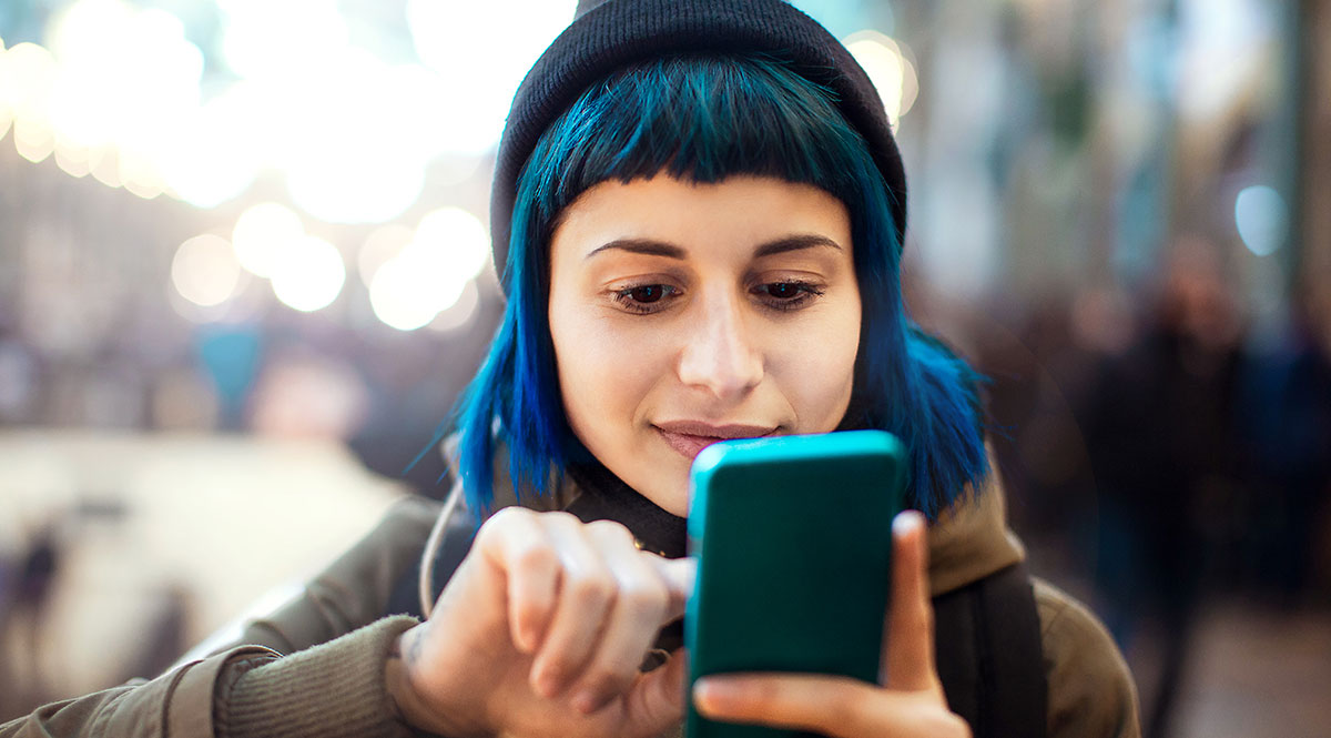 Algorithmen im Alltag: Eine junge Frau hält das Smartphone vor ihr Gesicht