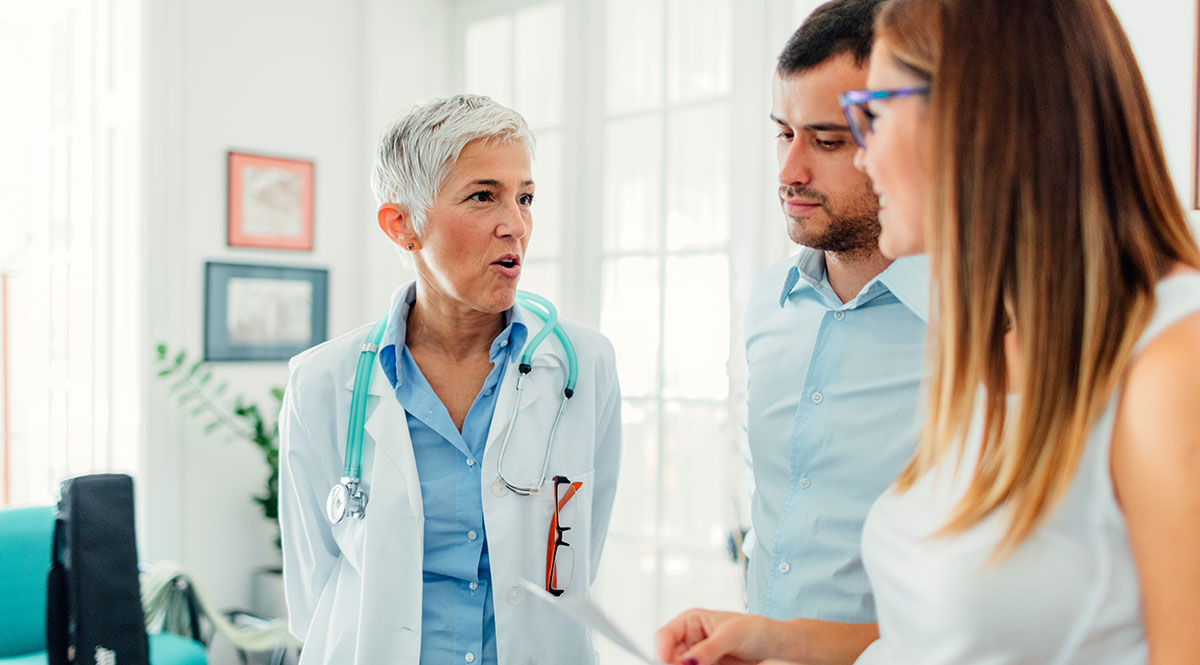 Patientenrechte: Eine Ärztin im Gespräch mit einem jungen Paar 