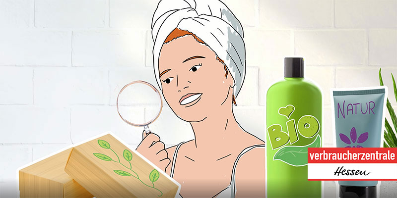 Eine Frau im Badezimmer blickt durch eine Lupe  auf die Inhaltsstoffe der Kosmetika