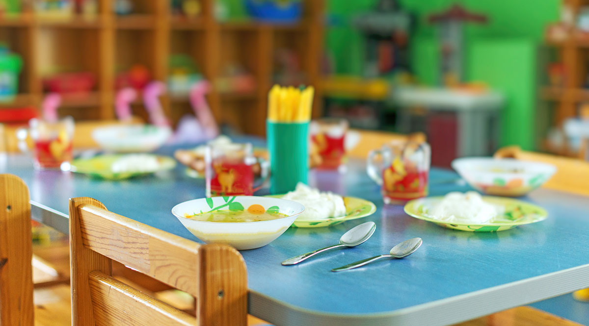 Ein gedeckter Tisch in einer Kinderbetreuung 