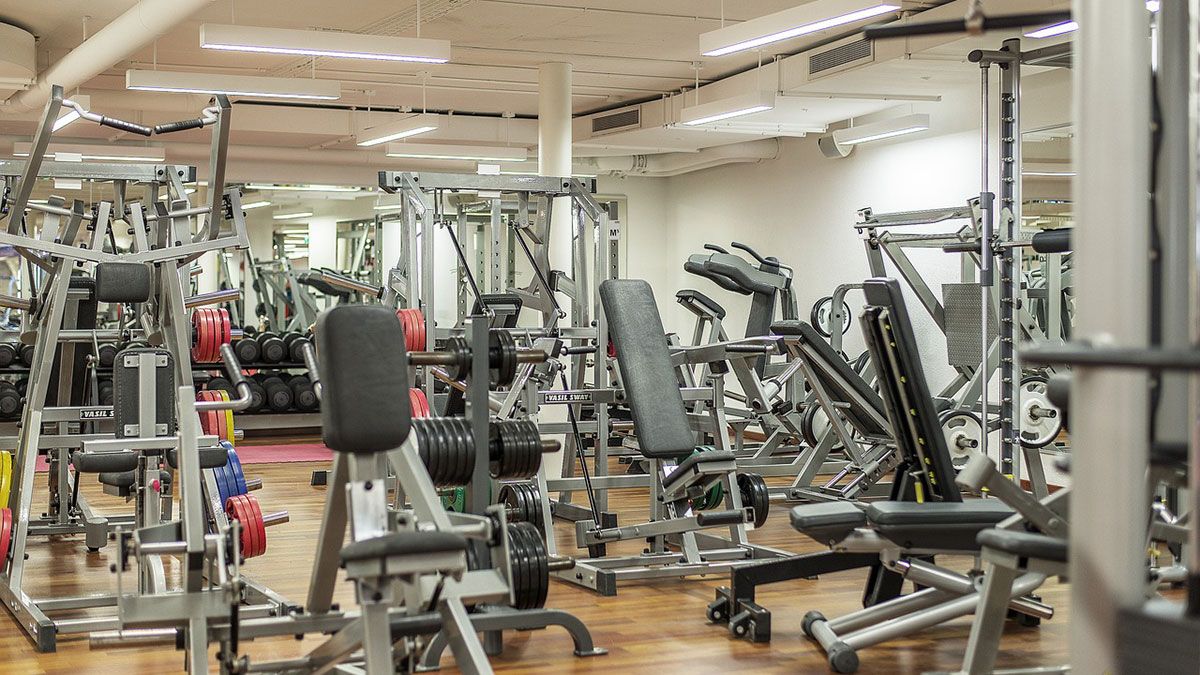 Geräte in einem leeren Fitnessstudio