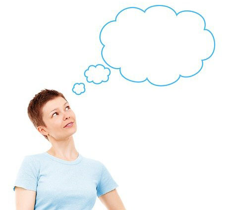 Eine junge Frau hat eine Idee, symbolisiert durch eine Denkblase
