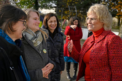 Die Projektmitarbeiterinnen, Bundesjustizministerin Christine Lambrecht und Baudezernentin Dr. Barbara Boczek beim Rundgang durchs Quartier