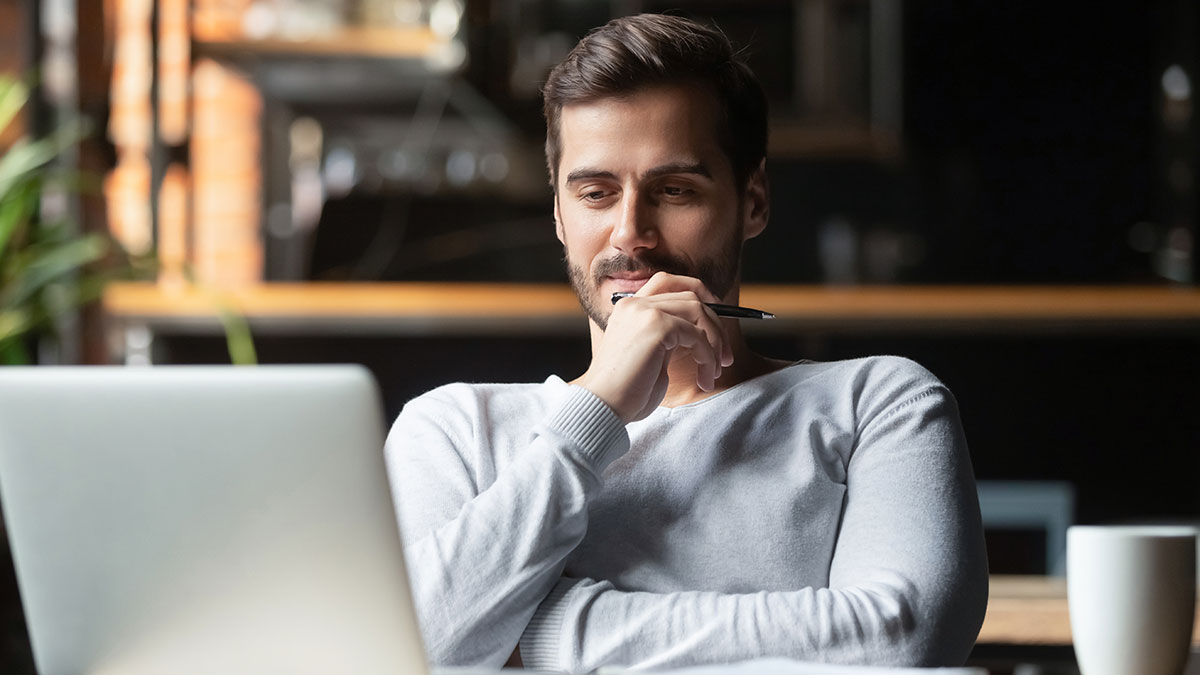 Dark Patterns: Ein Mann sitzt nachdenklich vor seinem Laptop