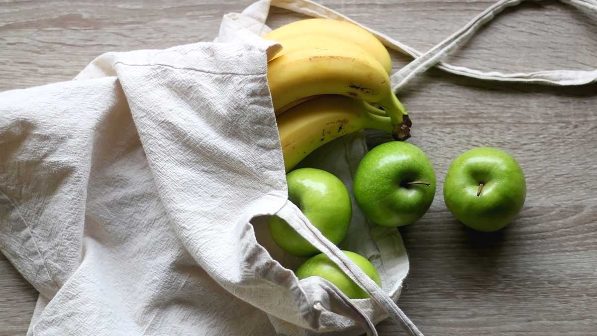 Plastik-Alternativen: Ein Baumwollbeutel mit Äpfeln und Bananen