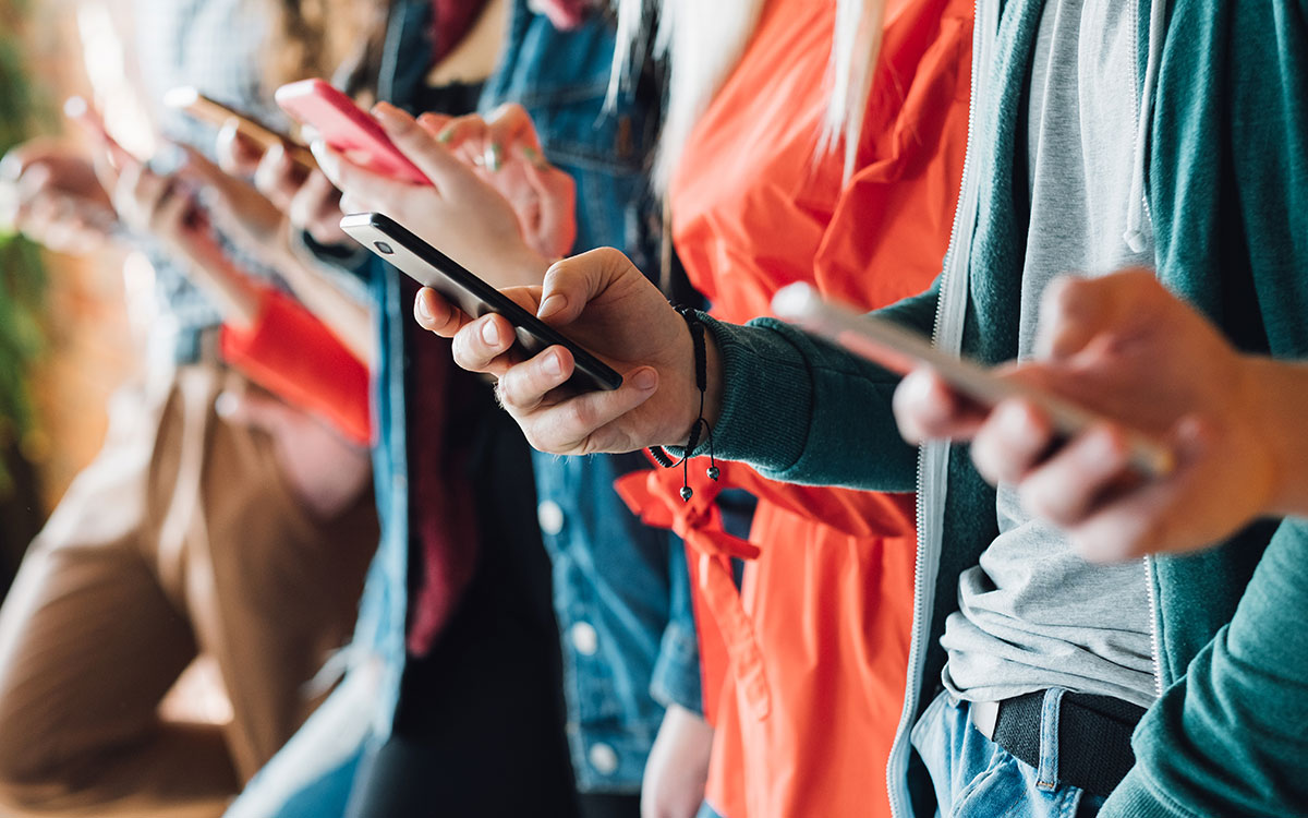 Nahaufnahme einer Menschenmenge, alles halten ein Smartphone in der Hand