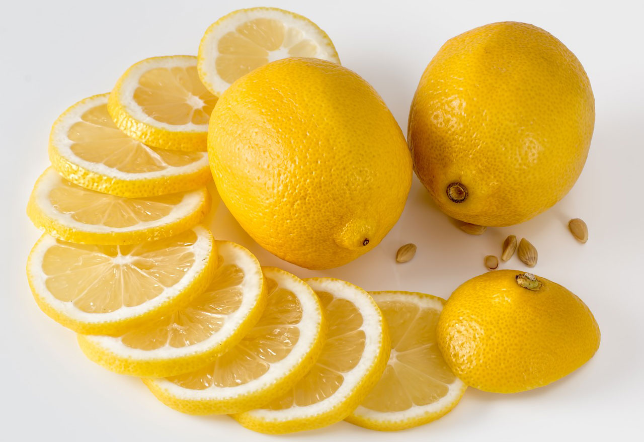 Einige Zitronen, ganz und in Scheiben geschnitten 
