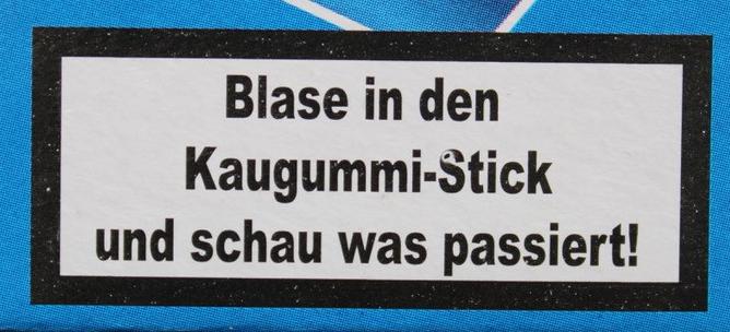 Beschriftung auf der Kaugummizigaretten-Packung "Blase in den Kaugummi-Stick und schau was paissiert"