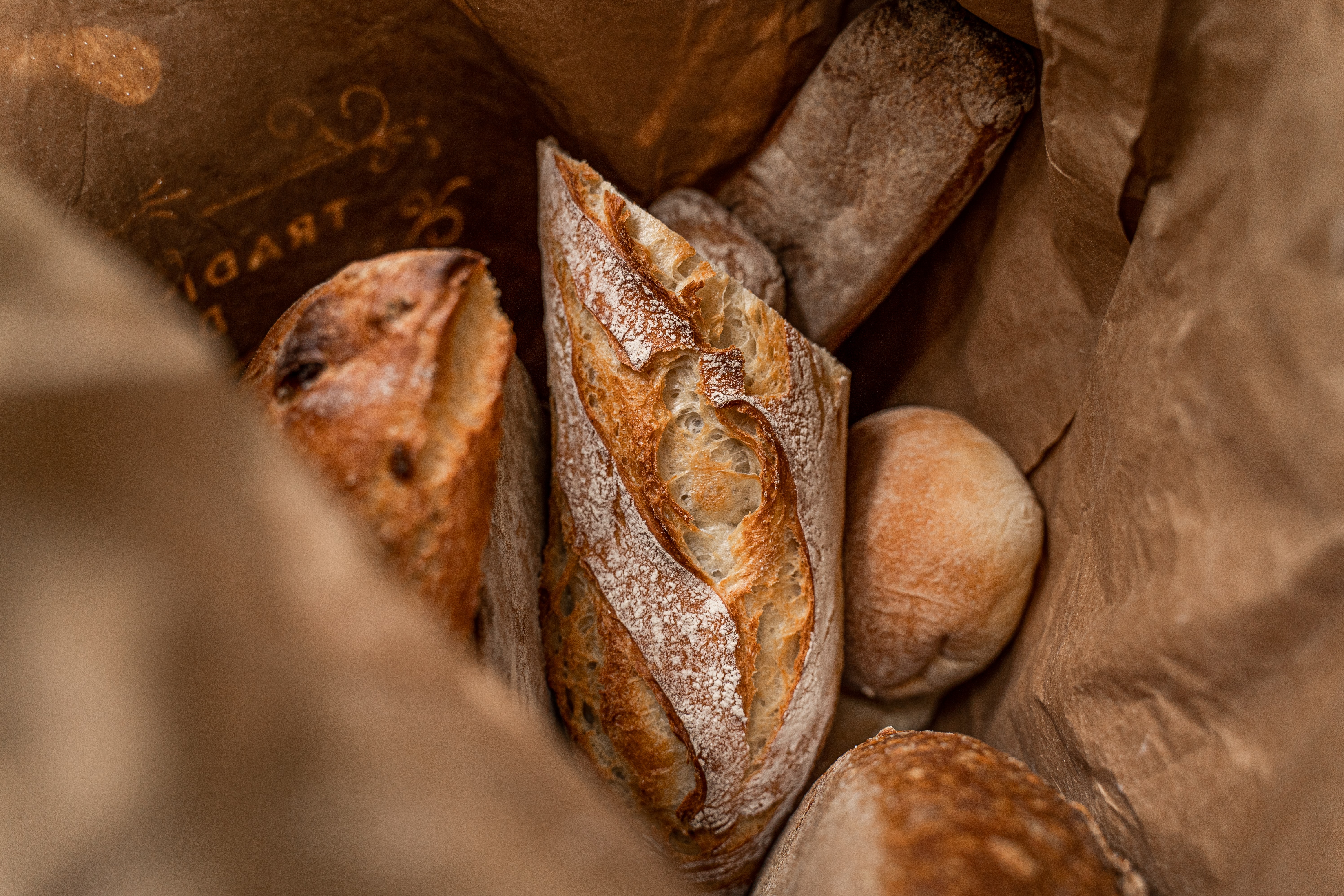 Brötchen und Baguette-Reste in einer Papiertüte