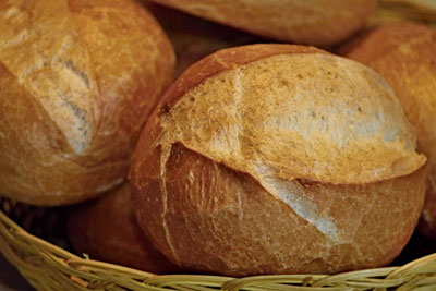 Ein Korb mit Brötchen in Nahaufnahmen