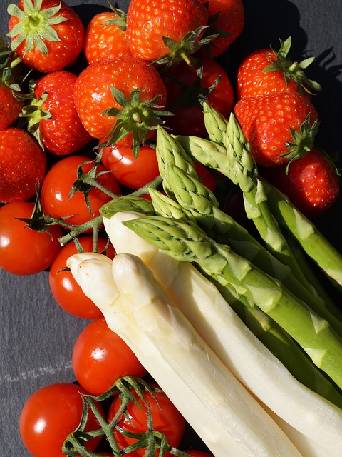 Wer saisonales und regionales Gemüse isst, schont die Umwelt: Spargel, Erdbeeren und Tomaten