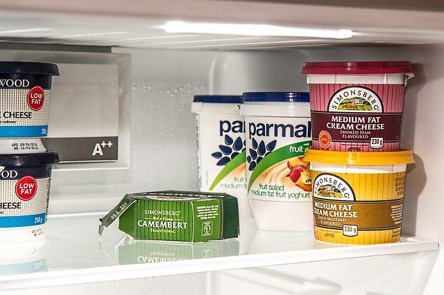 Lebensmitttel mit kurzem MHD sollten im Kühlschrank vorne stehen: Ein offener Kühlschrank mit MichproduktenEin offener Kühlschrank