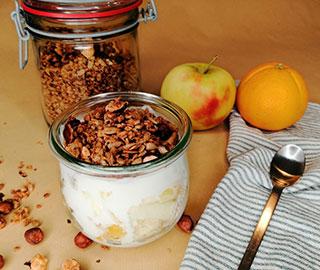 Obstsalat mit Knuspermüsli-Topping