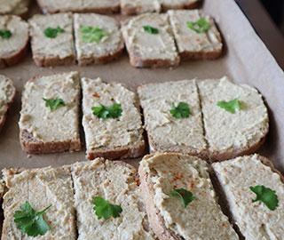 Brote bestrichen mit Hummus aus Kichererbsen