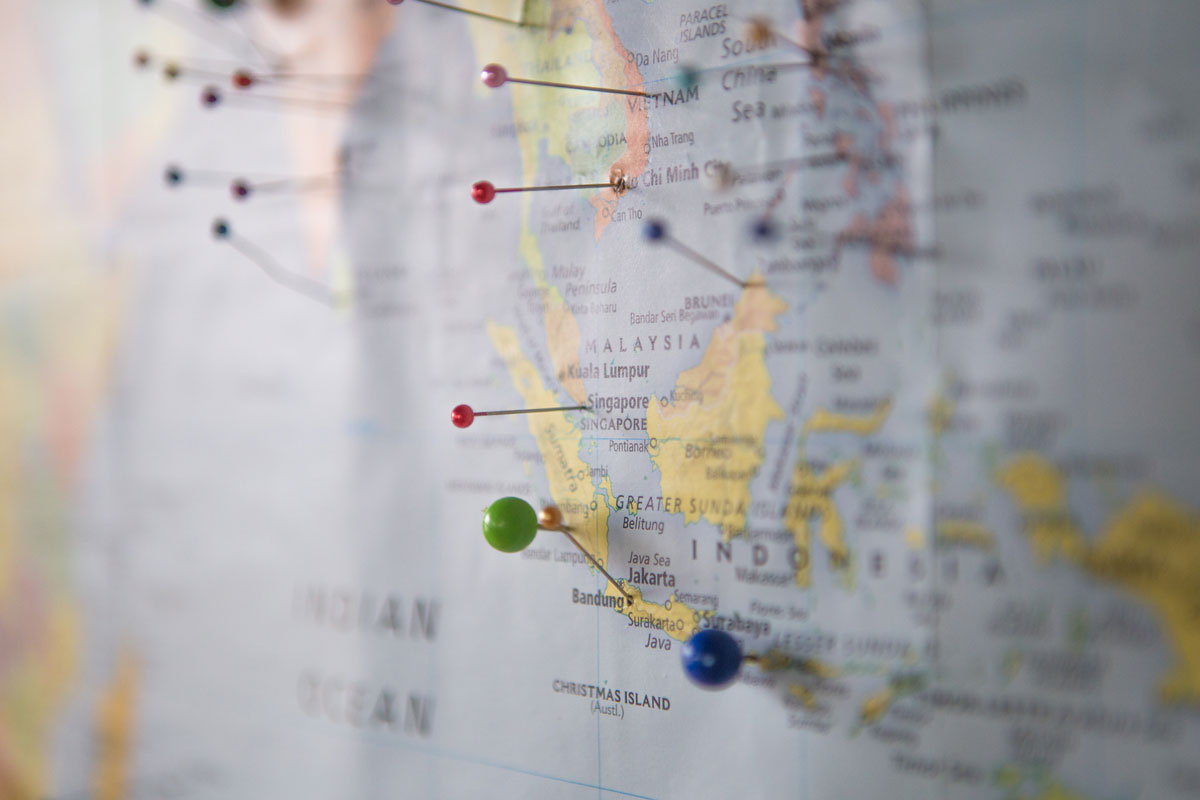 Weltkarte mit Pins bei Reisezielen