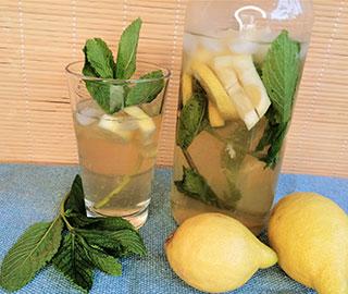 selbstgemachte Zitronenlimonade in einer Karaffe