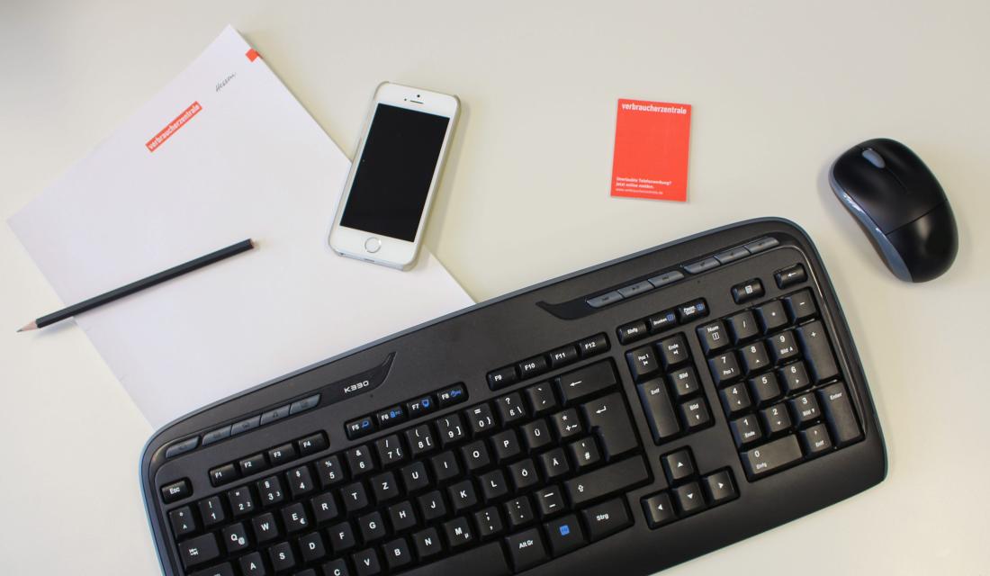PC-Tastatur, Maus, Mobiltelefon, Briefpapier der Verbraucherzentrale Hessen, Bleistift