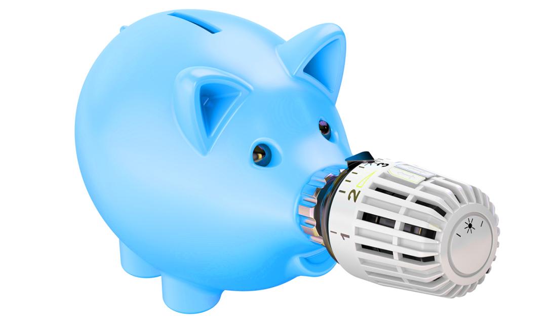 Blaues Sparschwein mit Heizungsventil als Rüssel