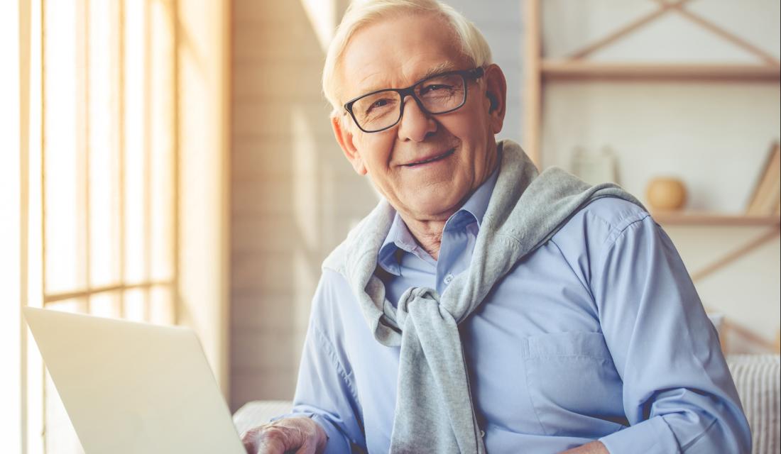 Älterer Herr zu Hause am PC