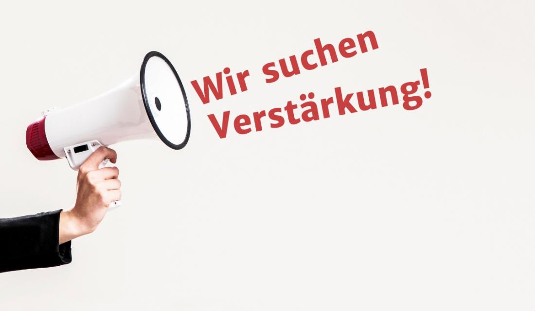 Eine Hand hält ein Megafon, daraus der Schriftzug "Wir suchen Verstärkung" 