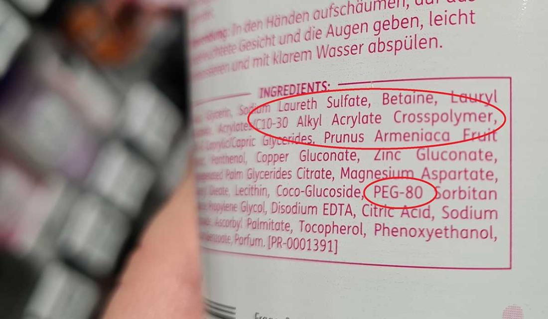 Liste der Inhaltsstoffe auf einer Kosmetikverpackung