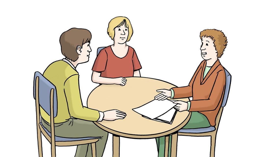 Wir beraten Sie bei der Verbraucher · zentrale: Drei Menschen sitzen um einen Tisch 