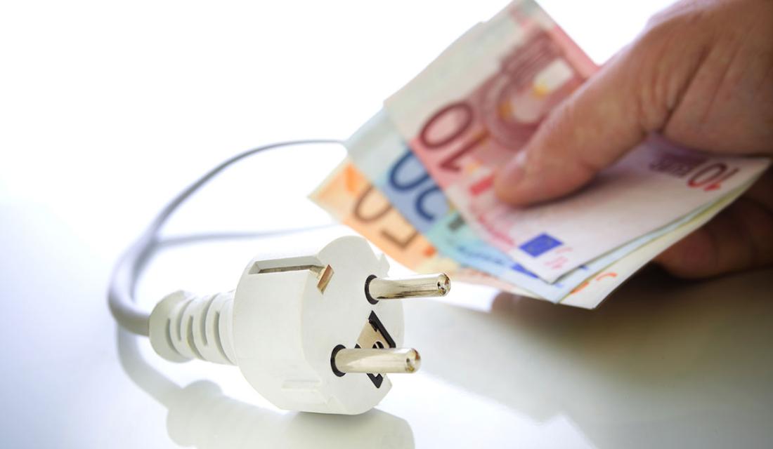 Eine hand hält Geldscheine, ein Stecker symbolisiert Energiekosten
