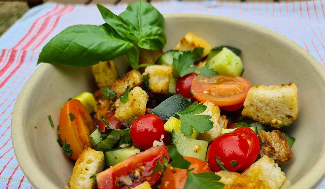 Eine Schale mit Brotsalat aus Brotresten