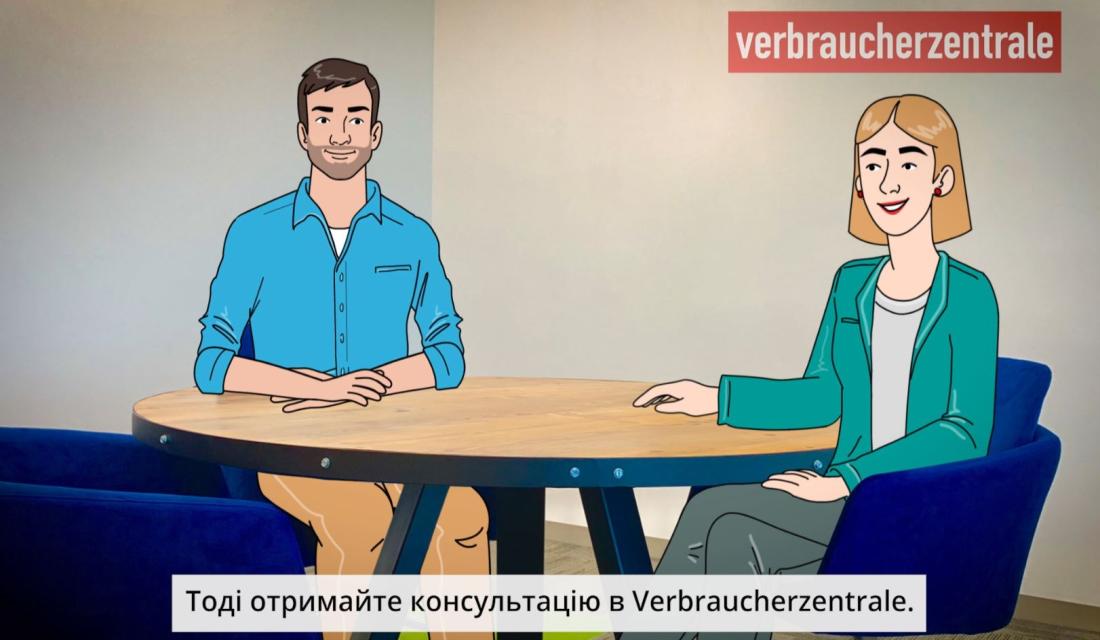 Jemand sitzt mit einer Beraterin der Verbraucherzentrale am Tisch 