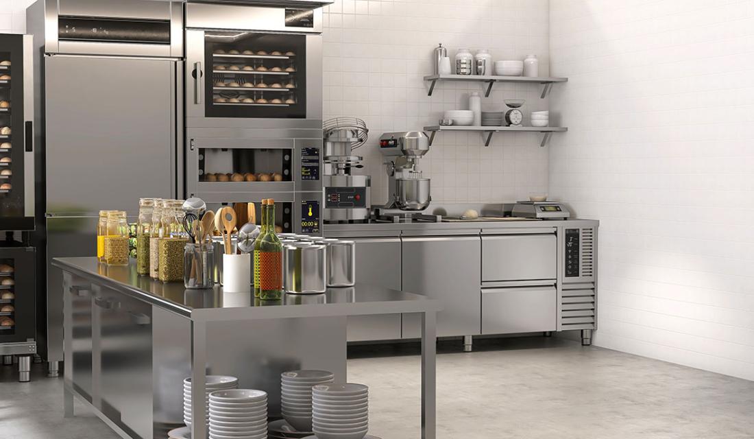 Großküche in Edelstahl mit Konvektoren zum Erwärmen von Speisen