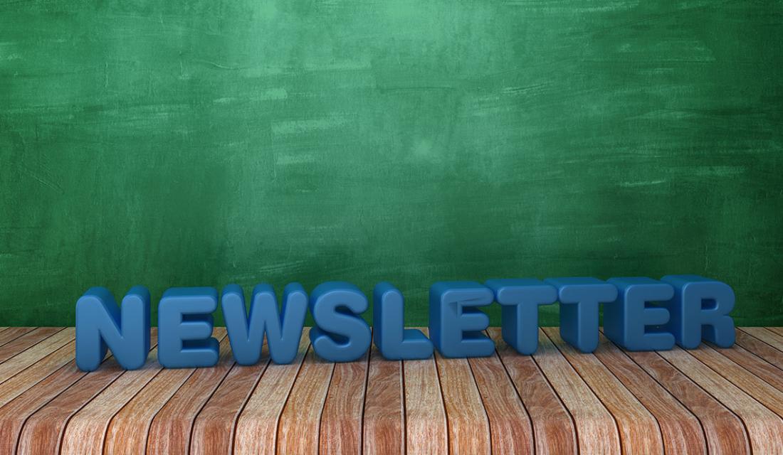 Das Wort "Newsletter" mit dreidimensionalen Buchstaben gebildet vor einem grünen Tafelhintergrund