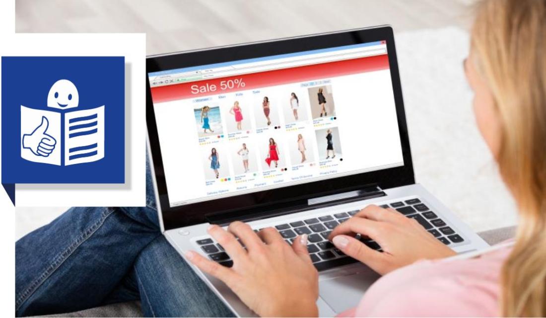 Person am Laptop, die eine Webseite mit Kleidung und einem "Sale 50%"-Banner betrachtet. Links im Bild ist das Europäische Logo für Leichtes Lesen.