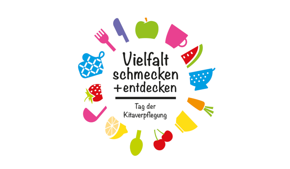 Logo Tag der Kitaverpflegung mit dem Motto "Vielfalt schmecken und entdecken" und bunten Symbolen für Obst und Kücheutensilien