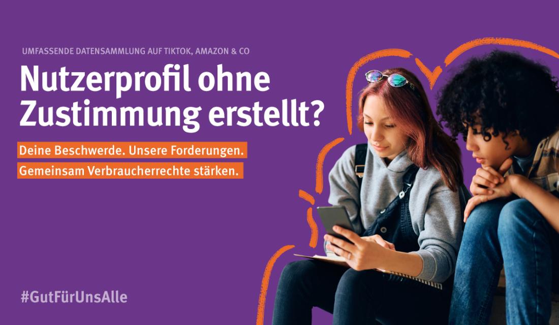 Zwei junge Frauen sitzen zusammen, eine hält ein Tablet in der Hand, während die andere interessiert mit ihr spricht. Eine der Frauen trägt eine Sonnenbrille auf dem Kopf und eine graue Kapuzenjacke, die andere hat dunkle Locken und trägt ein kariertes Hemd. Der violette Hintergrund zeigt die Frage: "Nutzerprofil ohne Zustimmung erstellt?" sowie einen Aufruf zur Beschwerde. Orangefarbene grafische Elemente rahmen die Szene ein.