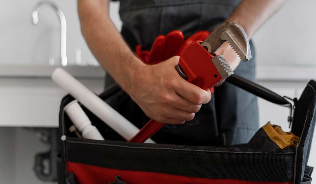 Klempner mit Werkzeugkasten