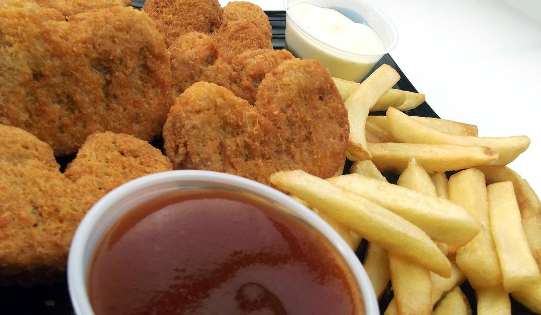 Chicken Nuggets mit Pommes und Ketchup