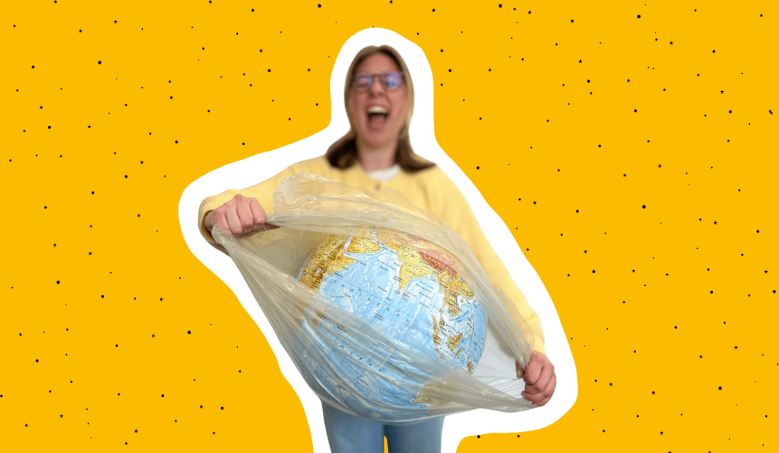 eine junge Frau zerreißt die Plastikhülle, in die ein Modell der Erde eingepackt ist