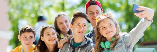 Eine Gruppe fröhlicher Jugendlicher nimmt ein Selfie auf