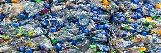 Drei dichte Stapel gepresster Einweg-Plastikflaschen