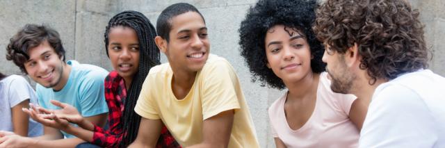 Internationale Jugendliche sitzen zusammen