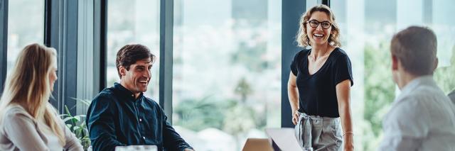 Unsere Bildungsangebote für Institutionen: Vier Personen besprechen sich in einem Büro 