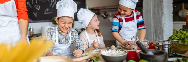 Bildung rund um den Esstisch: Kinder bereiten Lebensmittel zum Kochen vor 