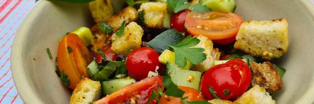 Eine Schale mit Brotsalat aus Brotresten