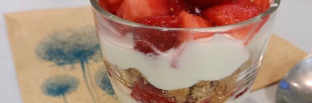 Schichtdessert aus Gebäckresten mit Früchten und Quarkcreme