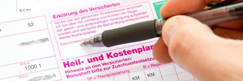 Mann beim Unterschreiben des Heil- und Kostenplans