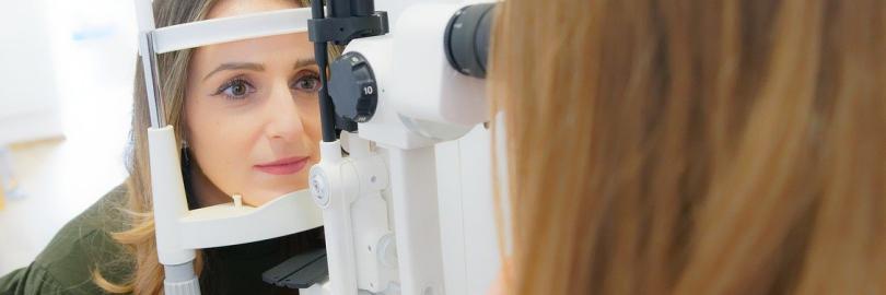 eine Frau macht bei einem Augenarzt einen Sehtest