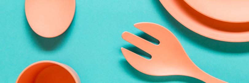 Orangenes Kunststoffgeschirr