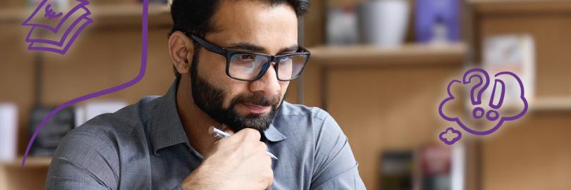 Schmuckbild: Mann schaut nachdenklich auf Laptop